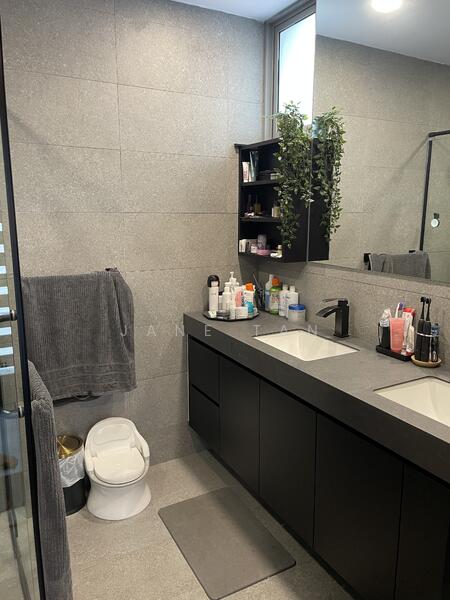 221 Queensway photo 4