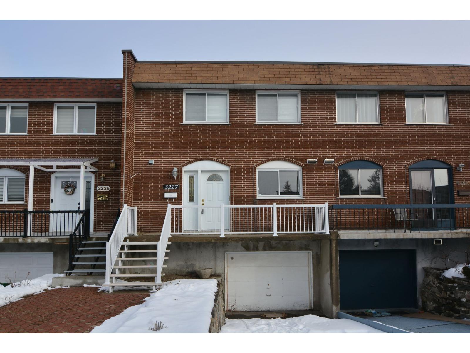 3227 Rue Savard