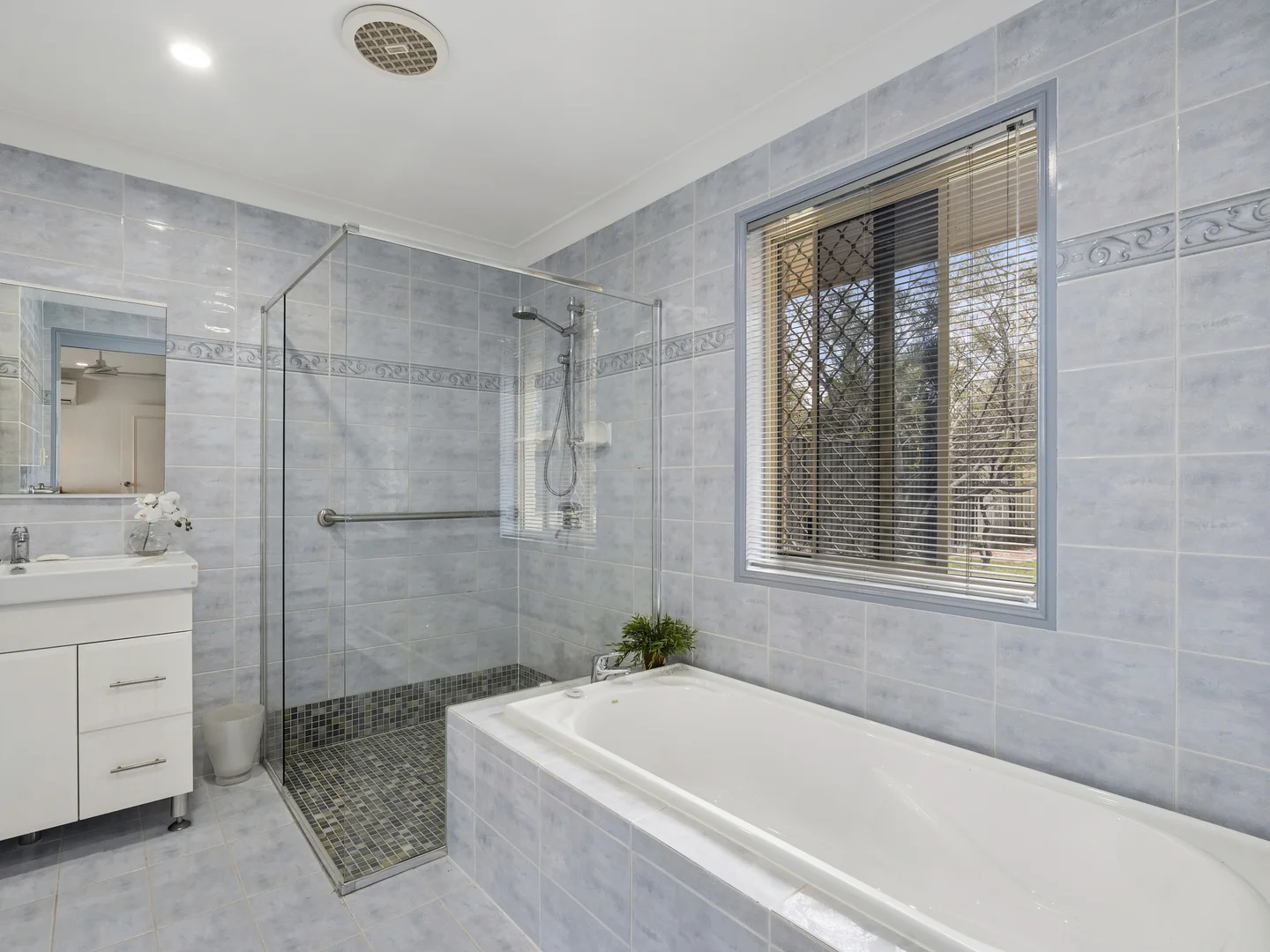 Additional image 19 of 8 Kinloch Avenue, Benowa Waters QLD 4217