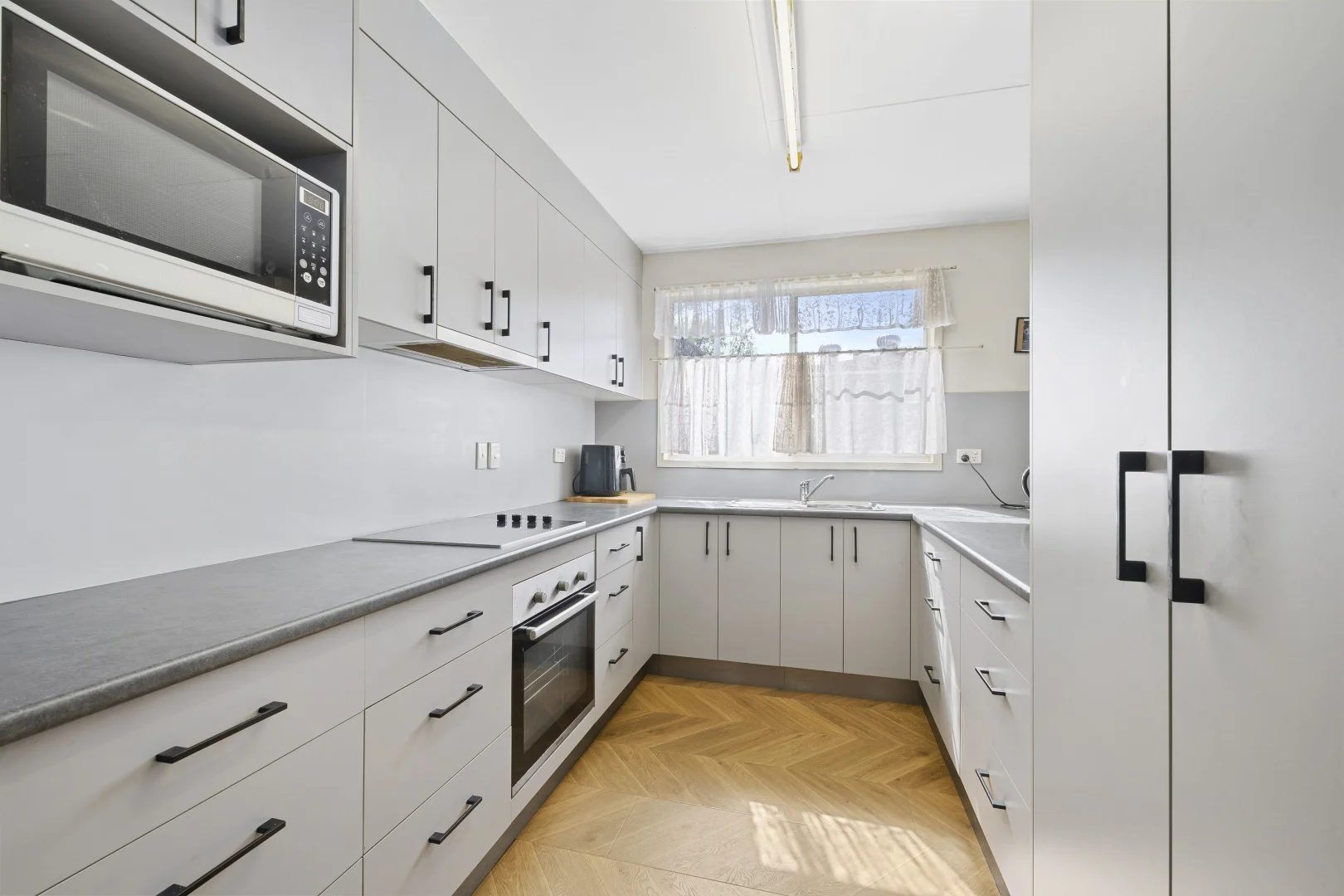 9 Luck Place, Emerald QLD 4720 photo 4