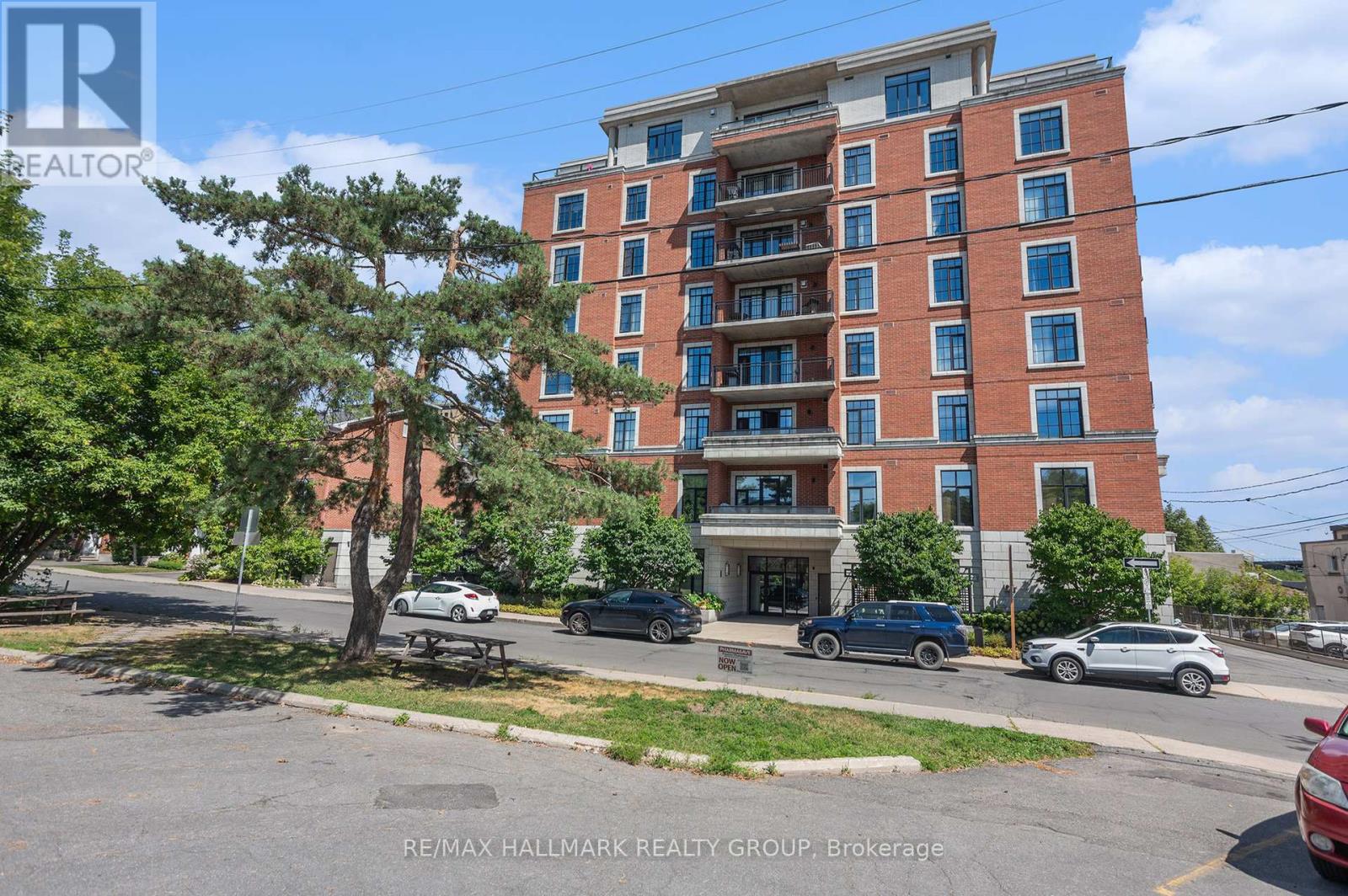 205 - 327 BREEZEHILL AVENUE S