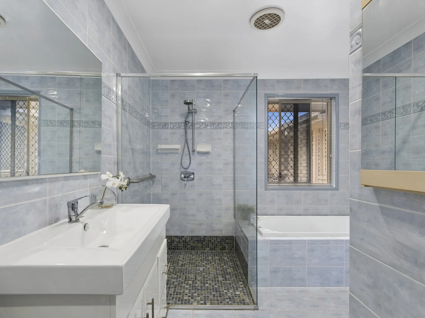 Additional image 20 of 8 Kinloch Avenue, Benowa Waters QLD 4217