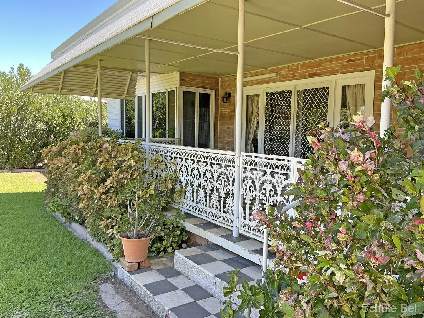 21 Crane St, Longreach QLD 4730 photo 2