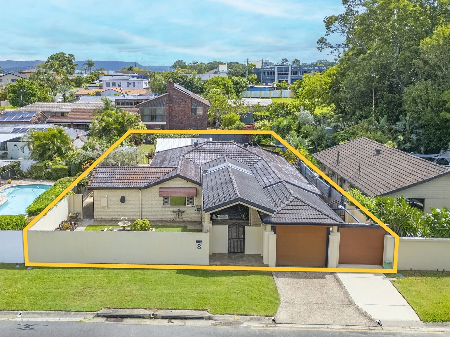 8 Kinloch Avenue, Benowa Waters QLD 4217
