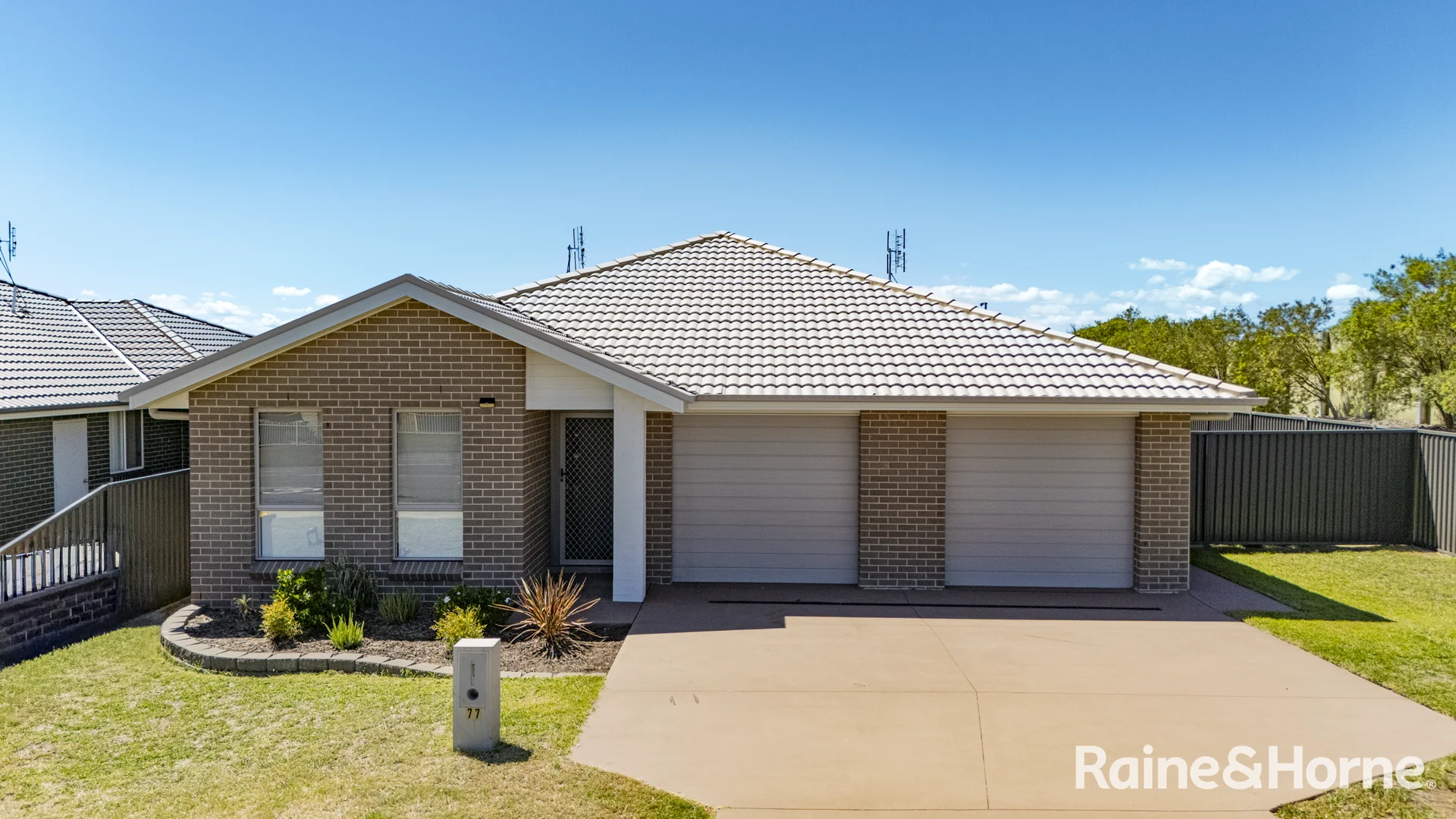 77 & 77a Aberglasslyn Road, Rutherford NSW 2320