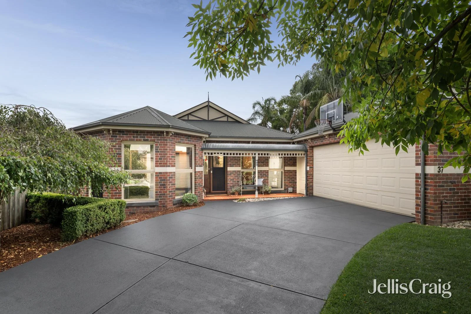 37 Blue Ridge Drive, Mooroolbark VIC 3138