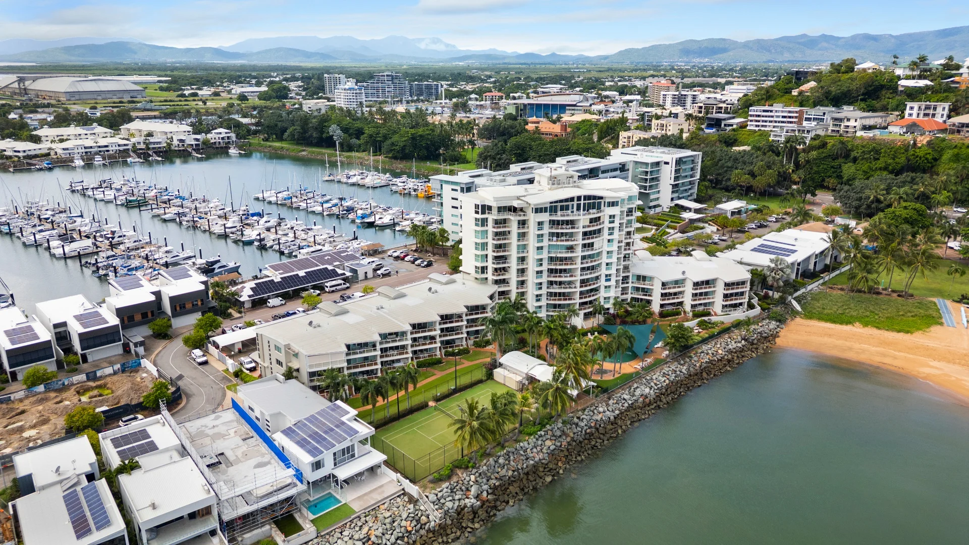 25/7 Mariners Drive, Townsville City QLD 4810