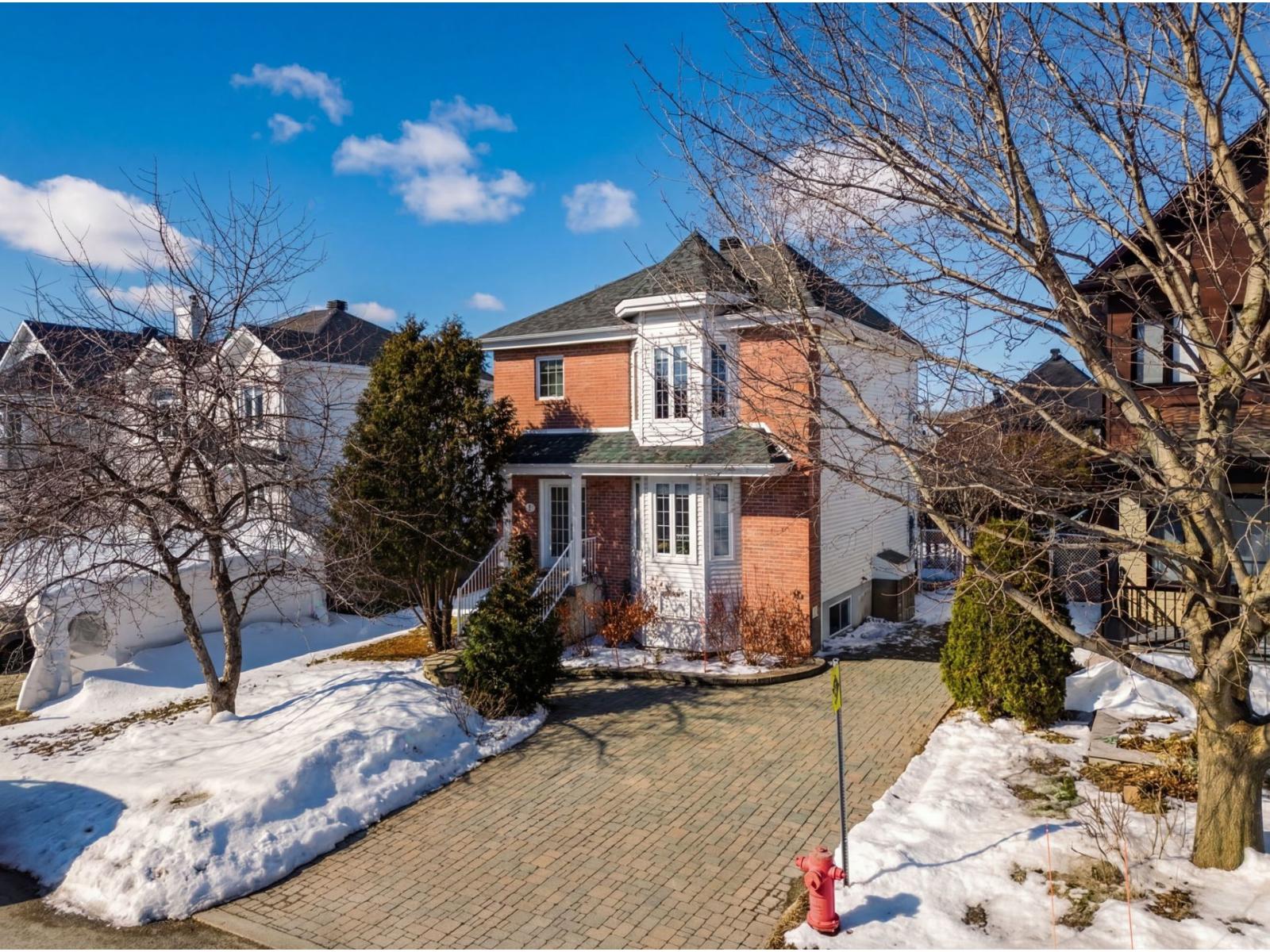 826 Rue Einstein
