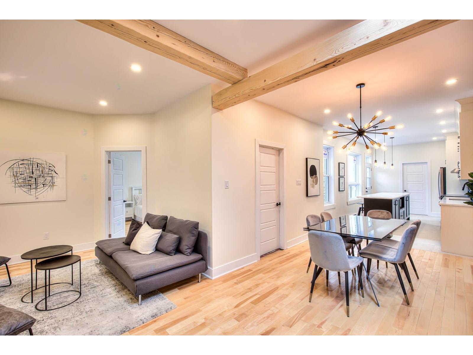 4214 Av. Northcliffe