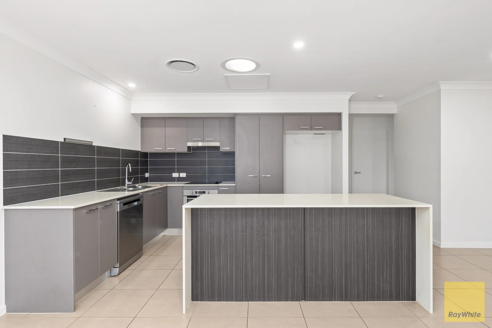 13 Canterbury Road, Emerald QLD 4720 photo 4