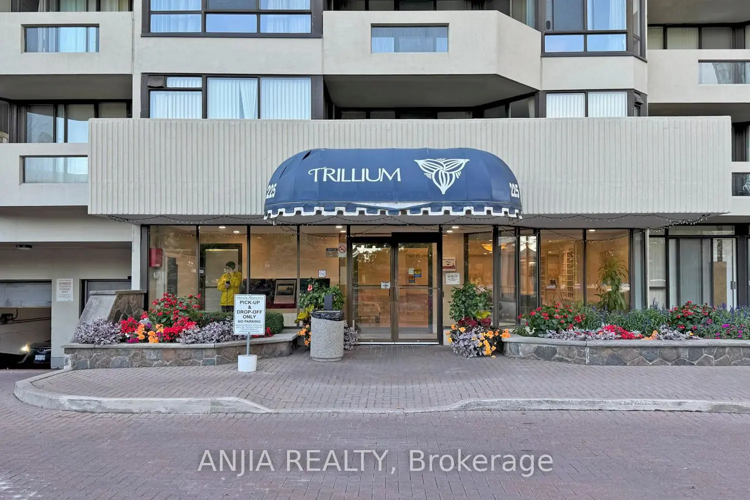 225 Bamburgh Circle 512 photo 2