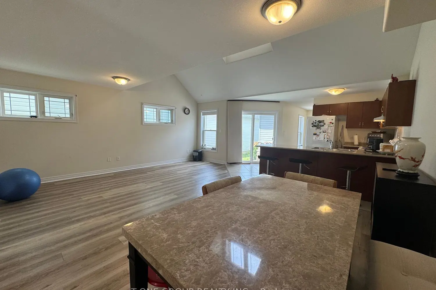 116 Rothwell Gardens photo 4