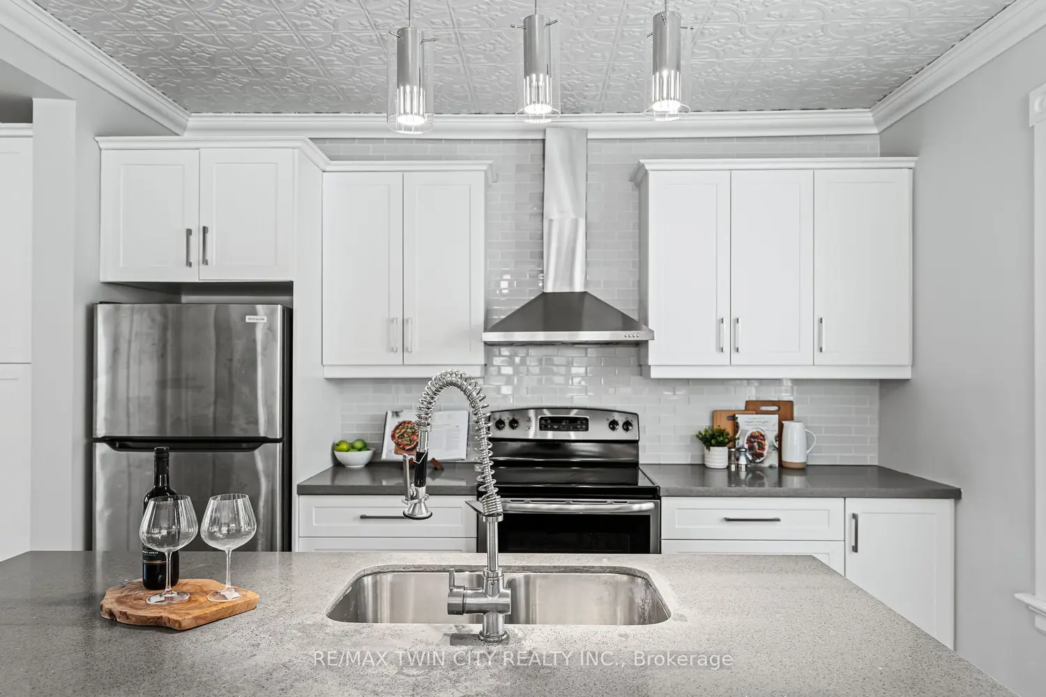 11 Heins Avenue photo 4
