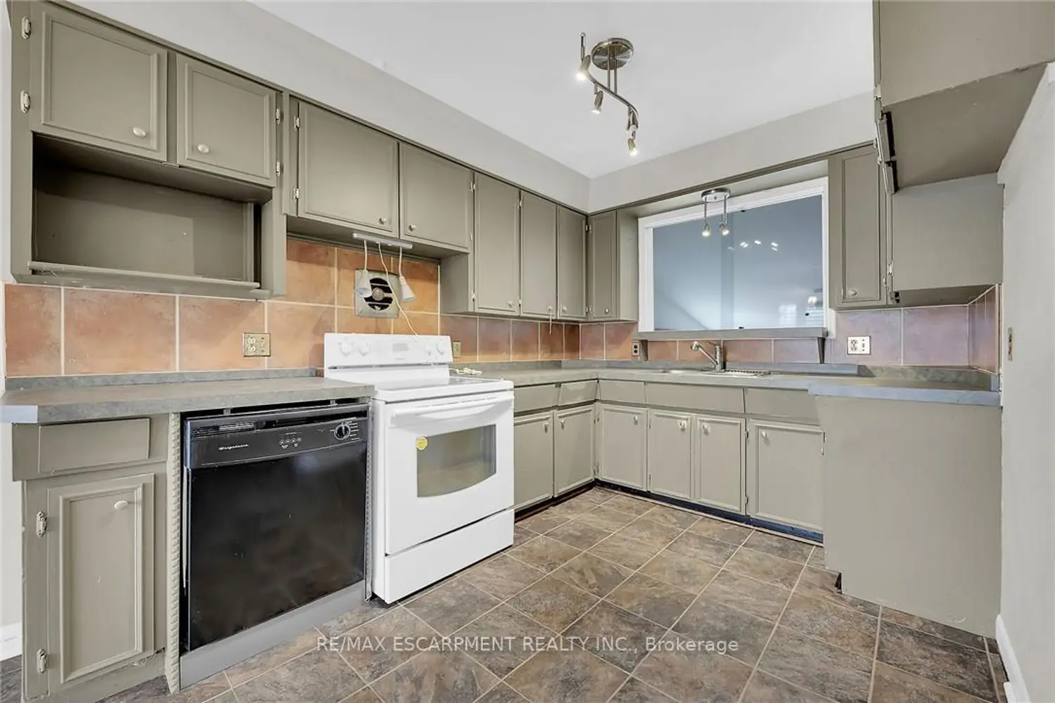 9 Gavin Drive photo 3
