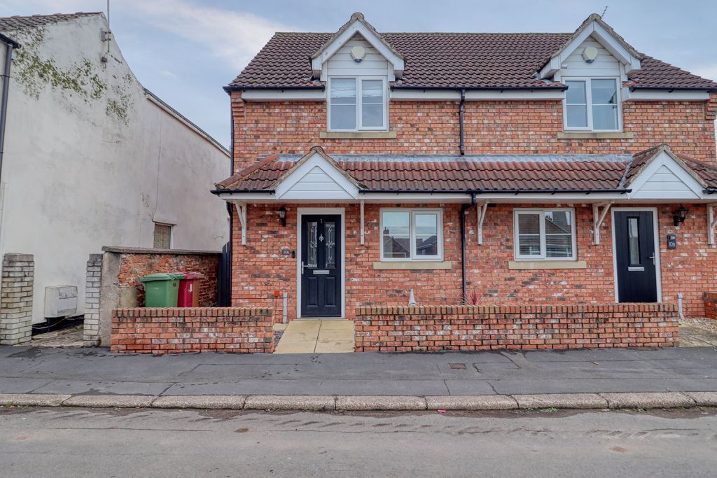 2 bed semi-detached house for saleNorth Street, Crowle DN17