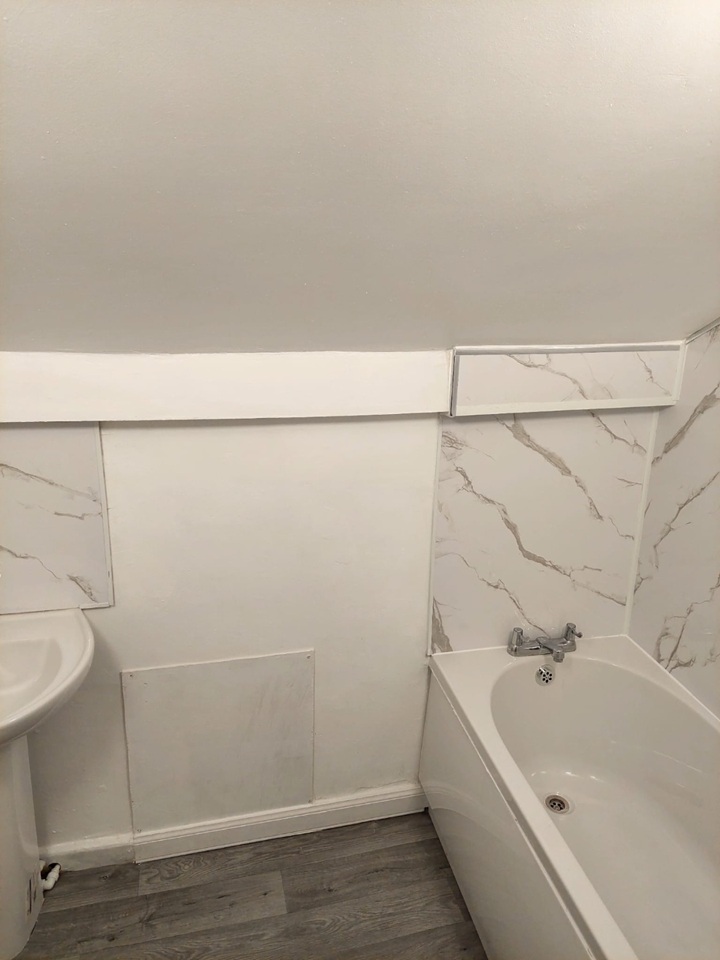3 Bed Flat, Rochdale Road, M9, N1 7GU photo 2