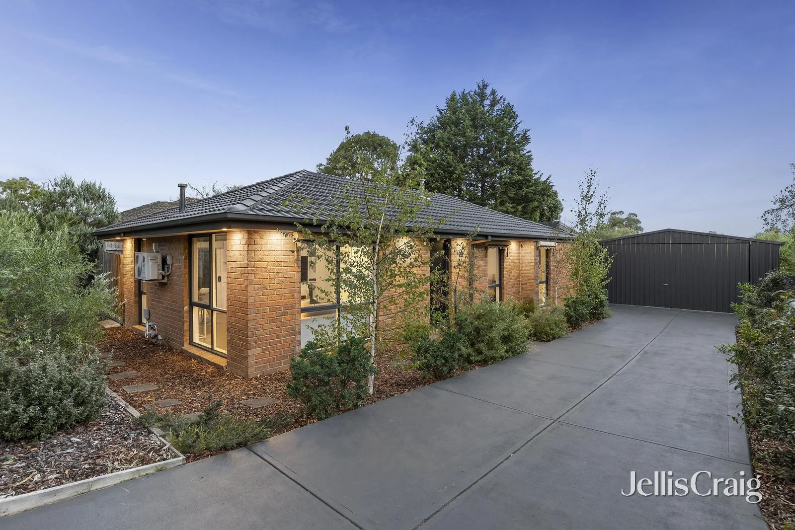 8 Shrubby Walk, Croydon South VIC 3136