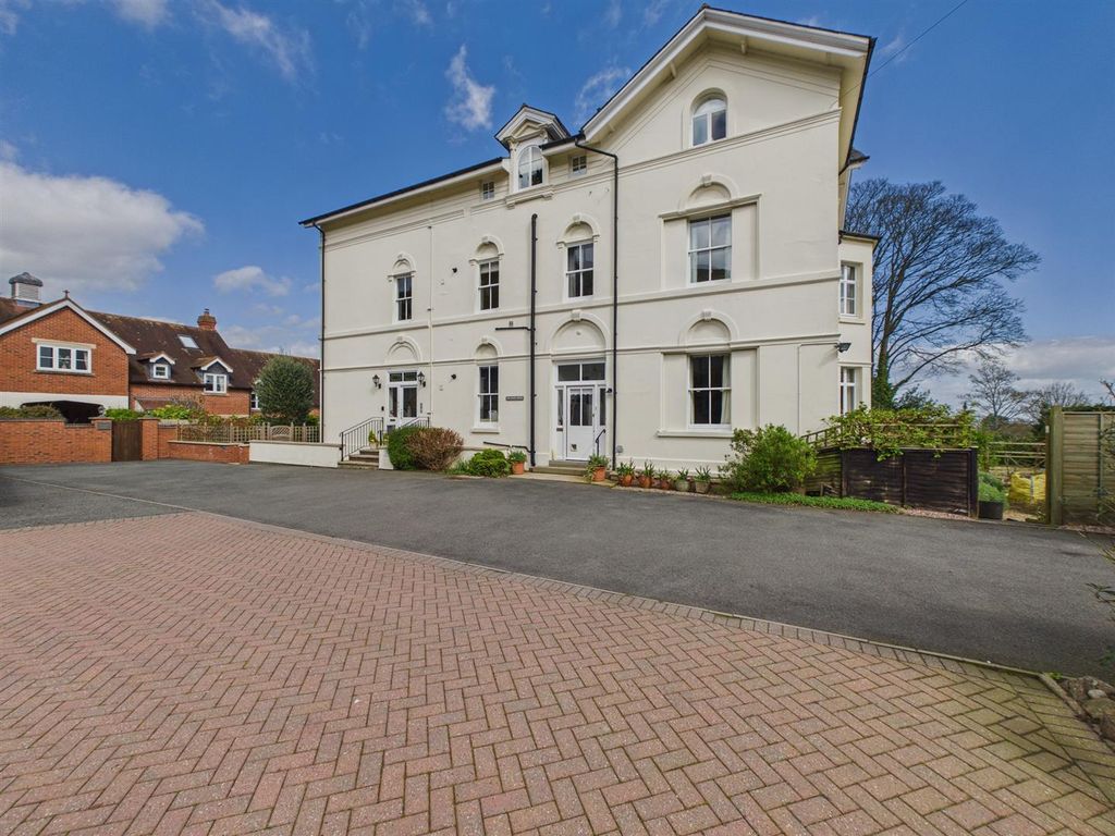 2 bed flat for saleComo Road, Malvern WR14