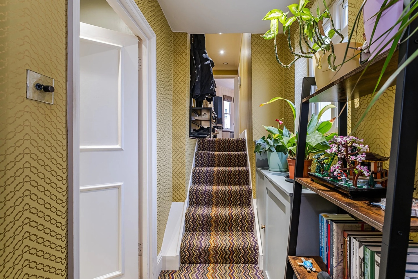 2 Bed Flat, Kenwyn Road, SW4, N1 7GU photo 2