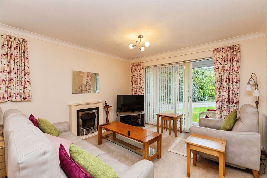 2 bed flat for saleWimborne Road, Bournemouth BH2 photo 2