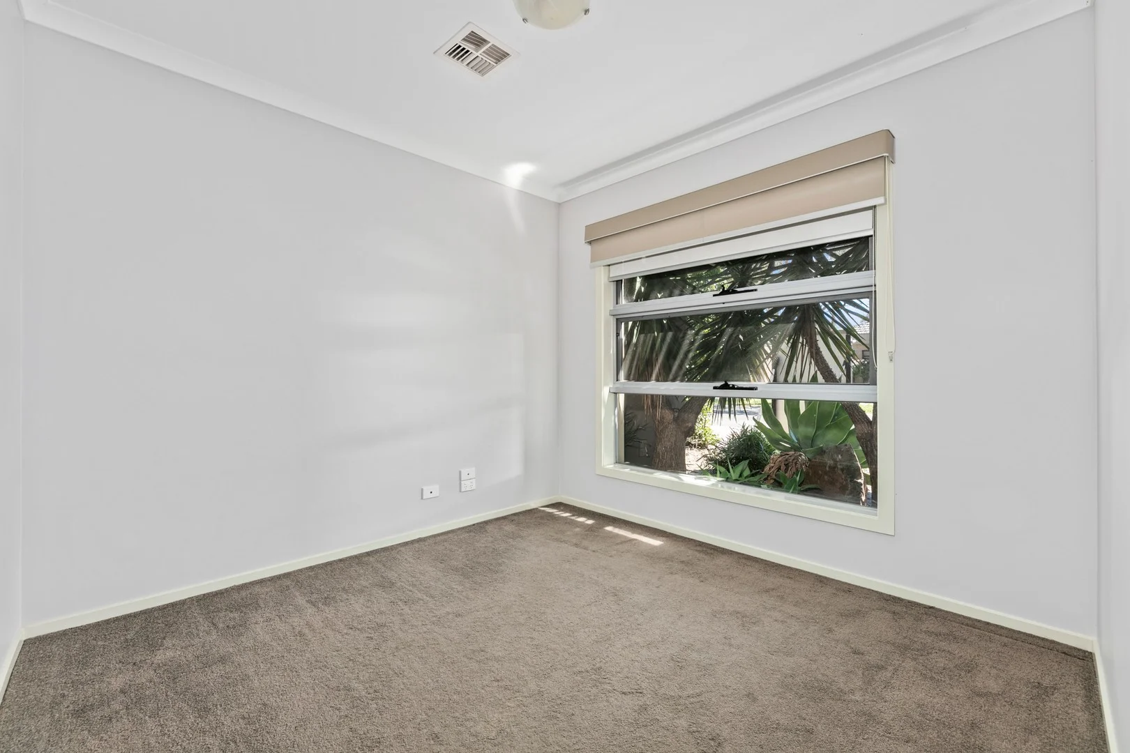 12 Verona Avenue, Tarneit VIC 3029 photo 2
