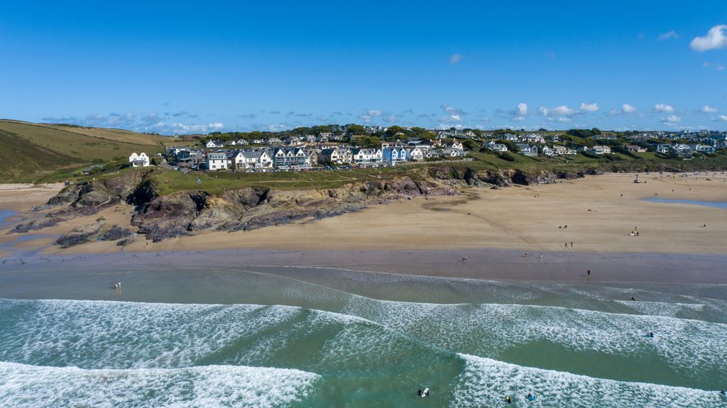 2 bed flat for salePolzeath Beach House PL27 photo 2