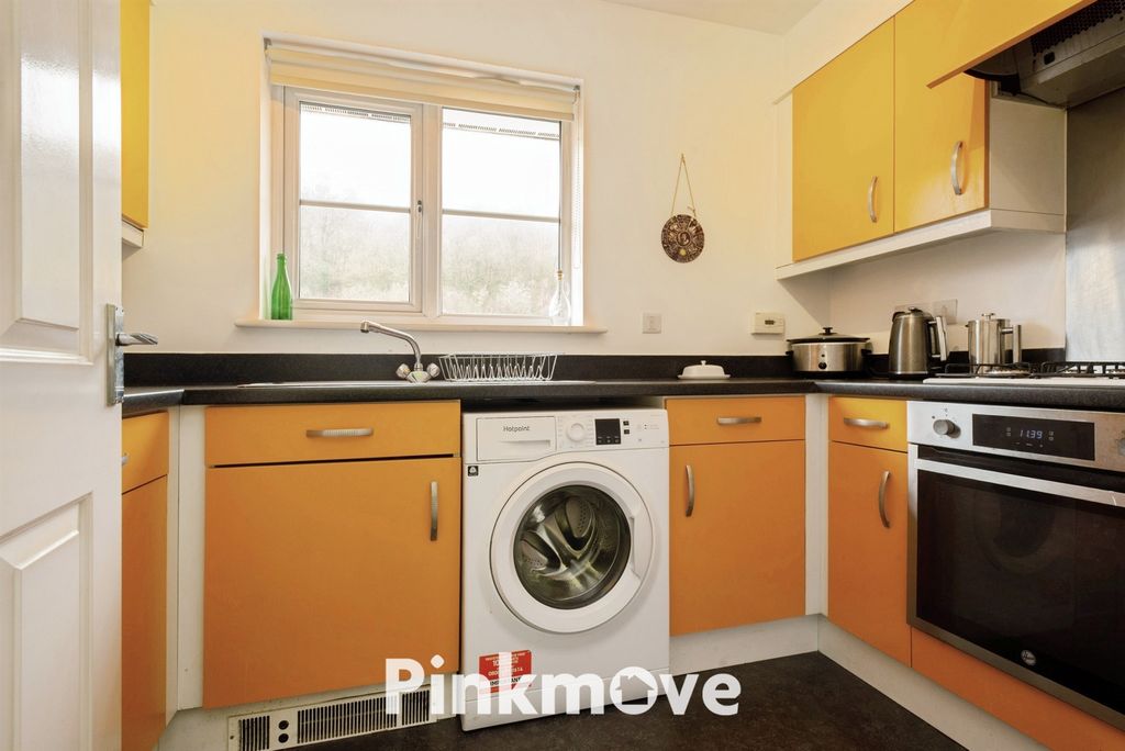 2 bed flat for saleCoed Celynen Drive, Abercarn, Newport NP11 photo 4