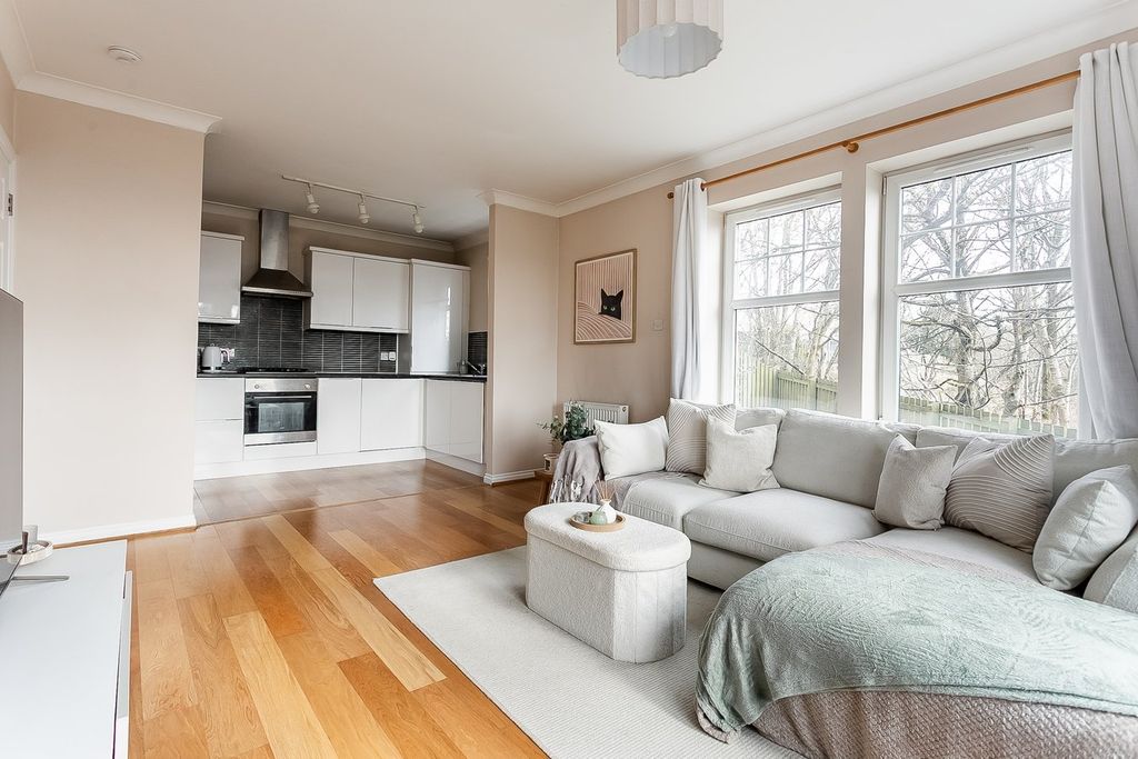 2 bed flat for saleMarina Road, Bathgate EH48 photo 4