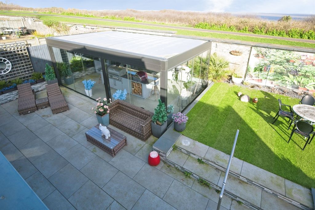 5 bed detached house for saleCliffside, Penarth CF64 photo 2