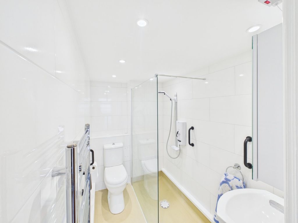 2 bed flat for saleMountbatten Square, Ward Royal, Windsor, Berkshire SL4 photo 4
