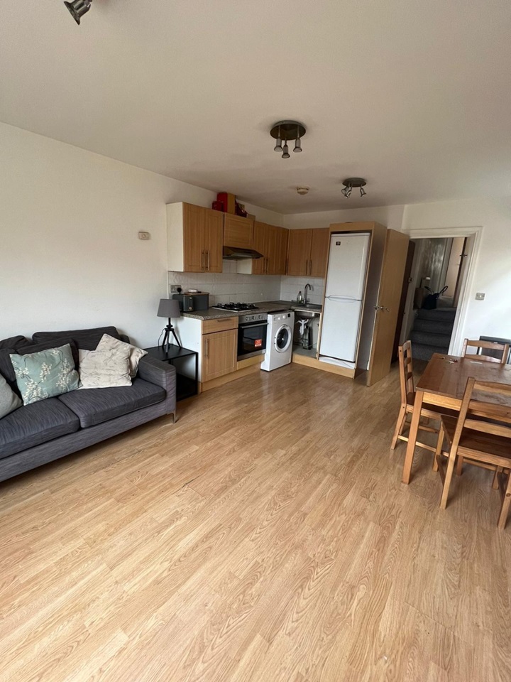 3 Bed Flat, Heyford Terrace, SW8, N1 7GU