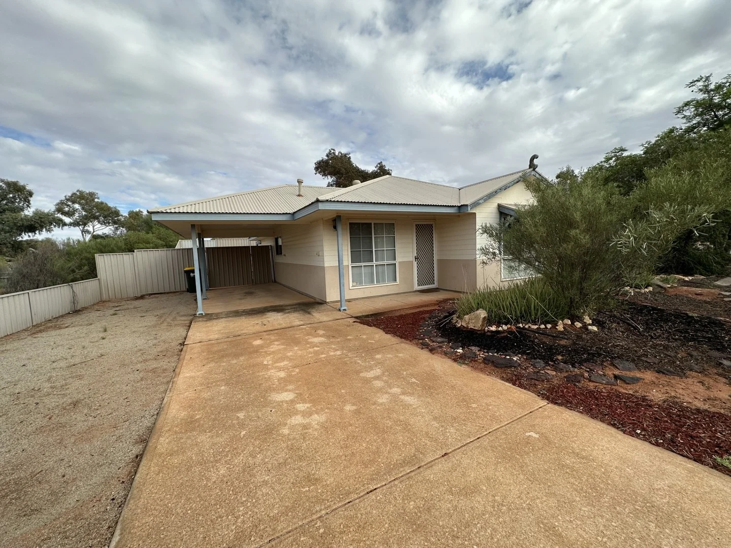 6/11 PINE CRESCENT, Roxby Downs SA 5725