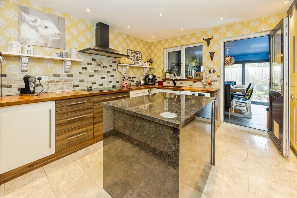 2 bed terraced house for saleLancelot Close, Ifield, Crawley RH11 photo 4