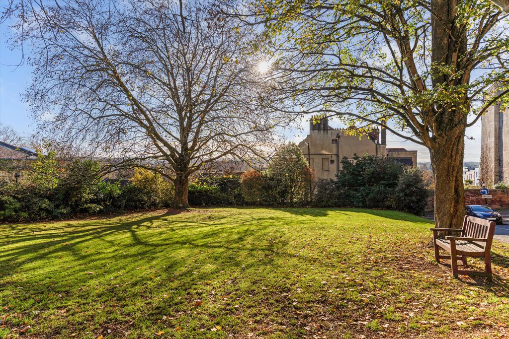 4 bed property for saleHope Square, Bristol BS8 photo 2