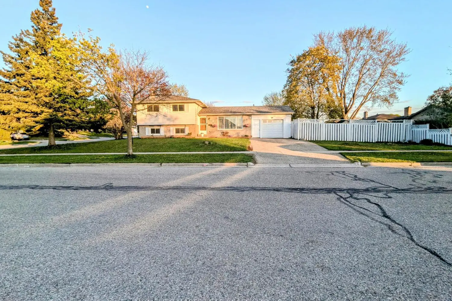 261 Overlea Drive photo 3