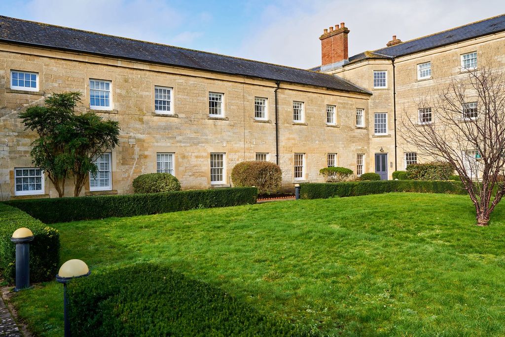 2 bed flat for saleSt Georges Court, Semington BA14