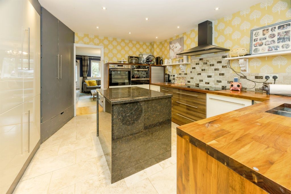 2 bed terraced house for saleLancelot Close, Ifield, Crawley RH11 photo 5