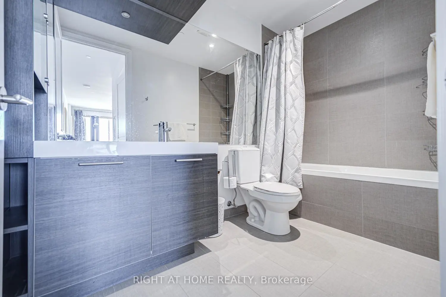 388 Yonge Street 7405 photo 3