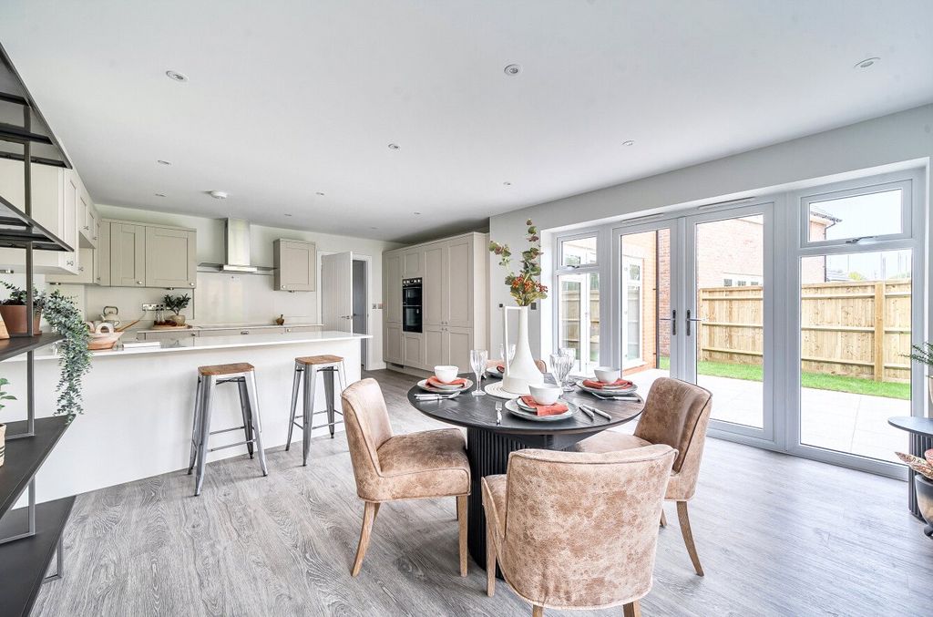 4 bed detached house for saleHackney Way, Mortimer Common, Reading, Berkshire RG7 photo 3