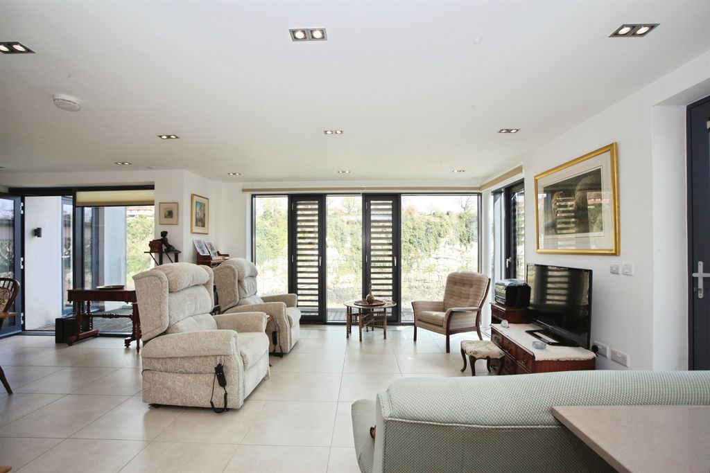 3 bed flat for saleSevern Quay, Chepstow NP16 photo 2