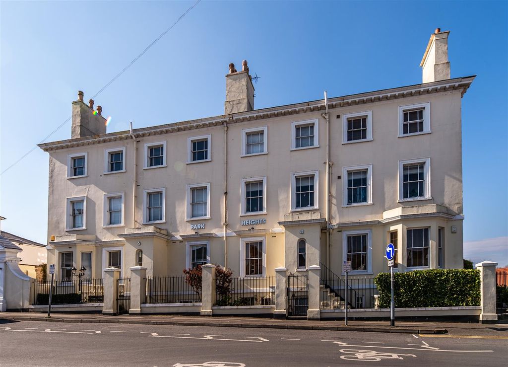 2 bed flat for salePark Heights, The Ropewalk, The Park NG1