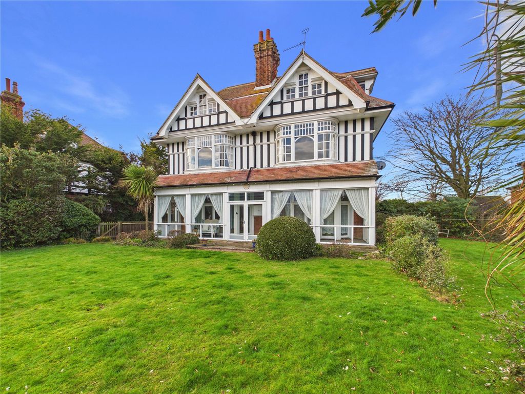 3 bed flat for saleHamilton Gardens, Felixstowe, Suffolk IP11