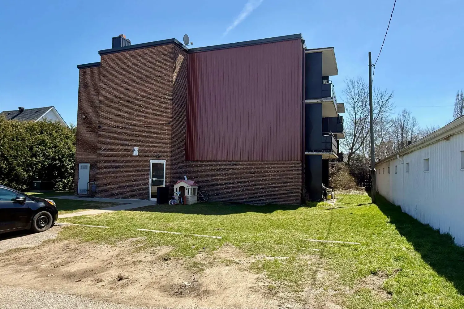 1576 Caledonia Street photo 2