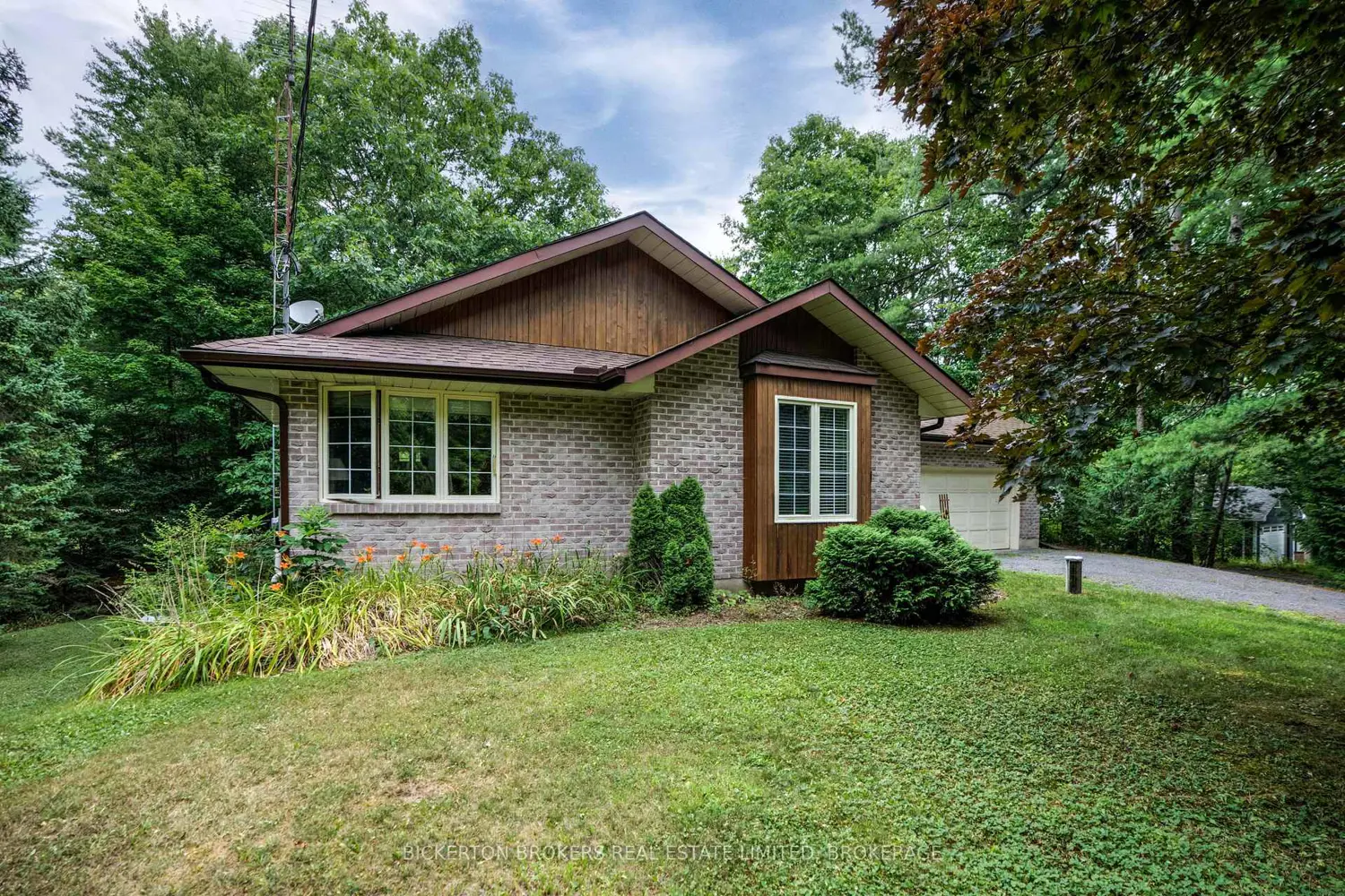 16 Village Estates Road photo 4