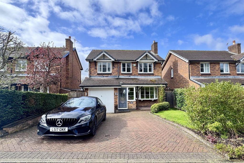 4 bed detached house for saleShropshire Drive, Glossop SK13