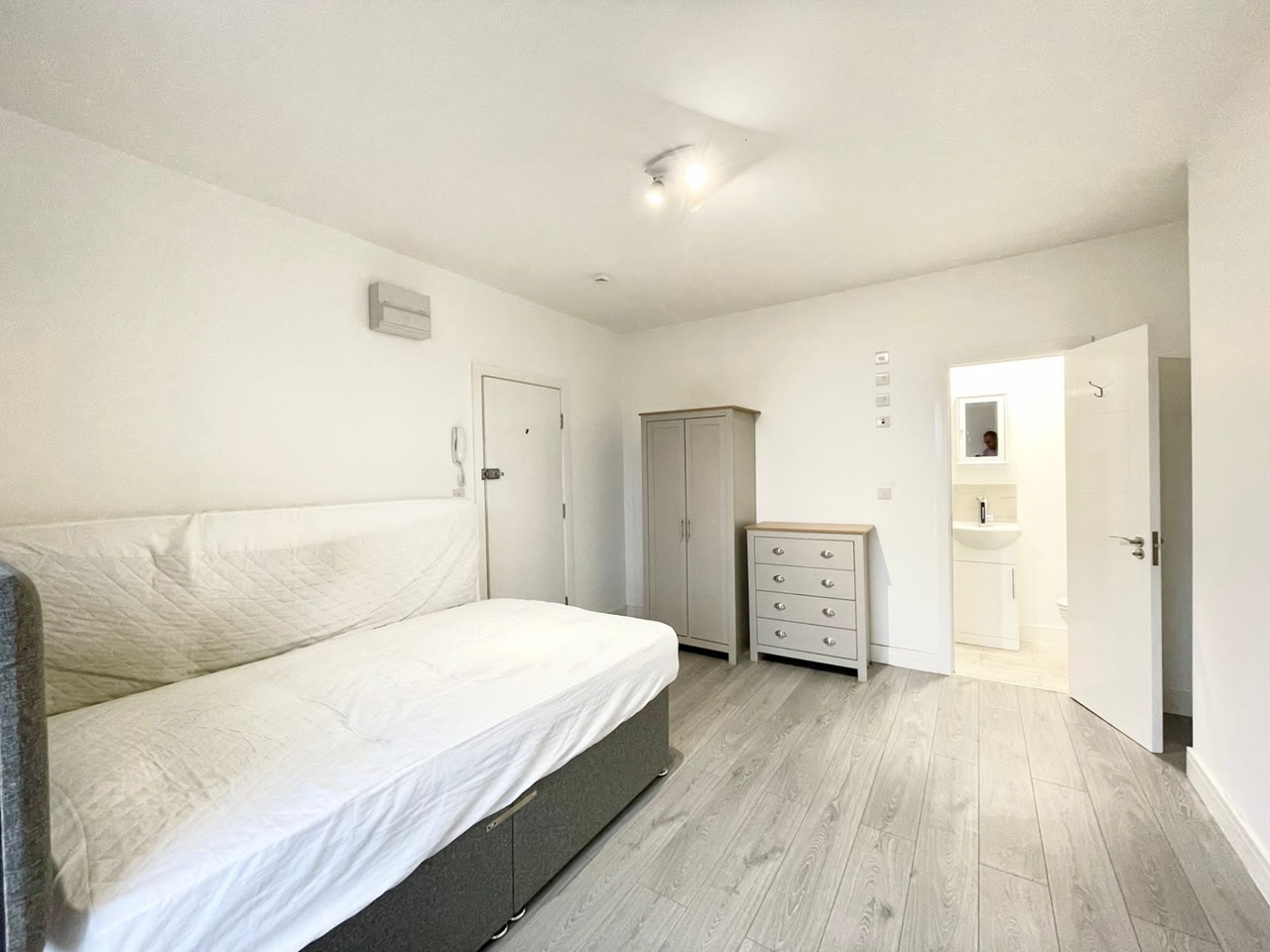 Additional image 2 of Studio Flat, Ladbroke Grove, W10, N1 7GU