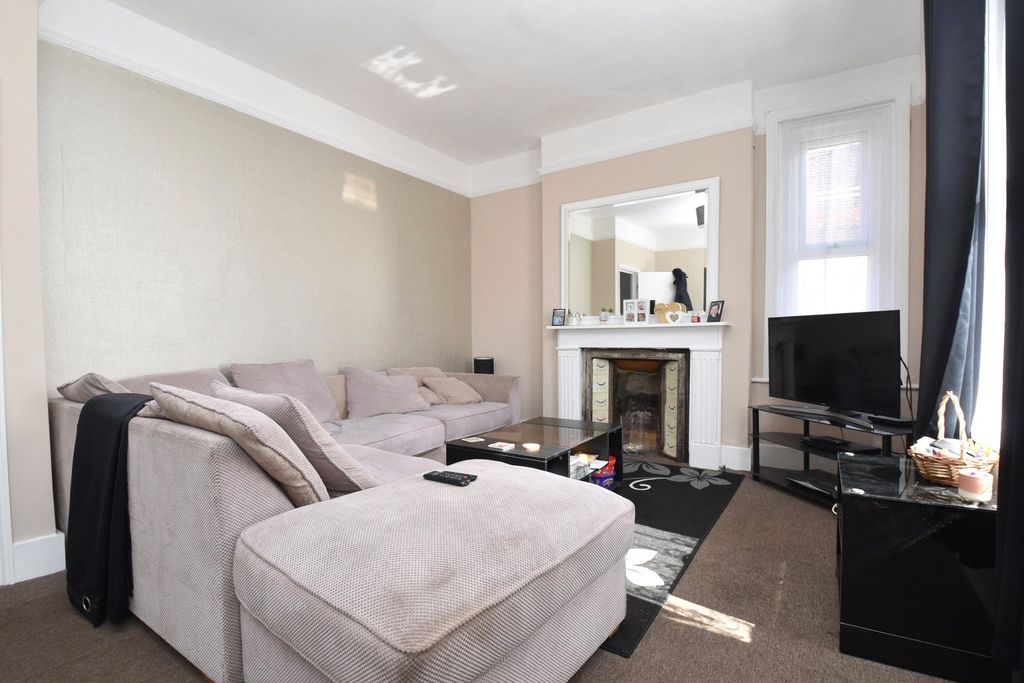 Additional image 3 of 2 bed flat for saleRussell Road, Felixstowe, Suffolk IP11