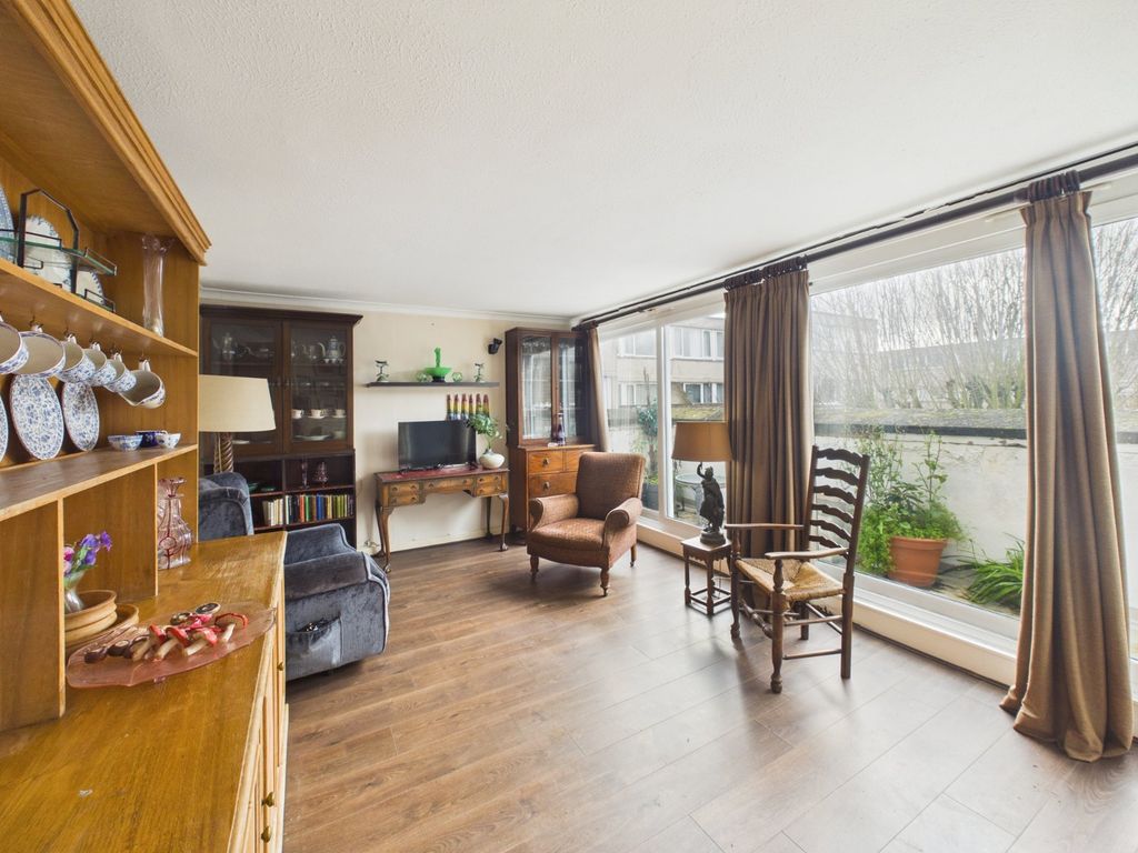 2 bed flat for saleMountbatten Square, Ward Royal, Windsor, Berkshire SL4 photo 3