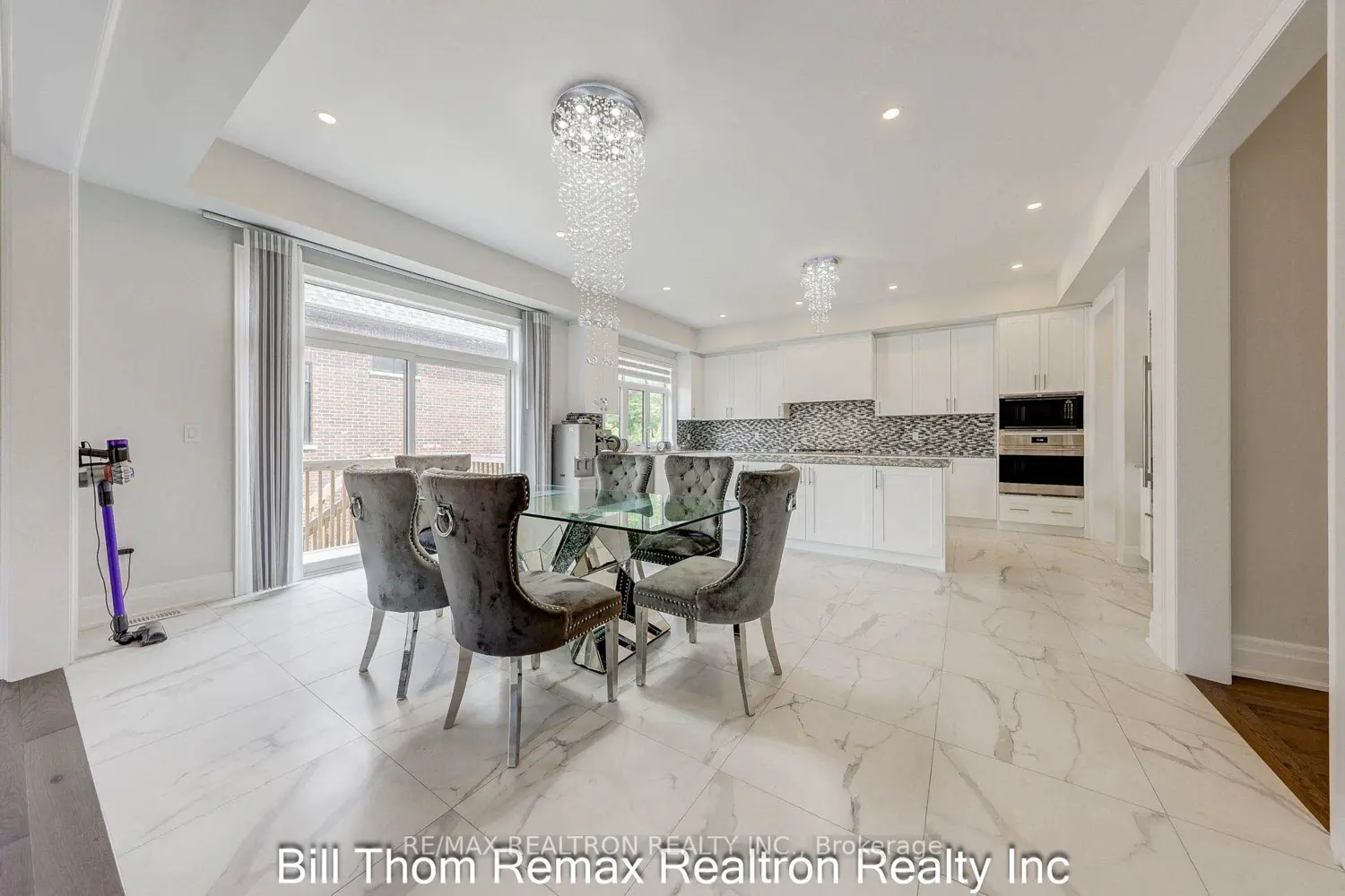 168 Cummer Avenue photo 4