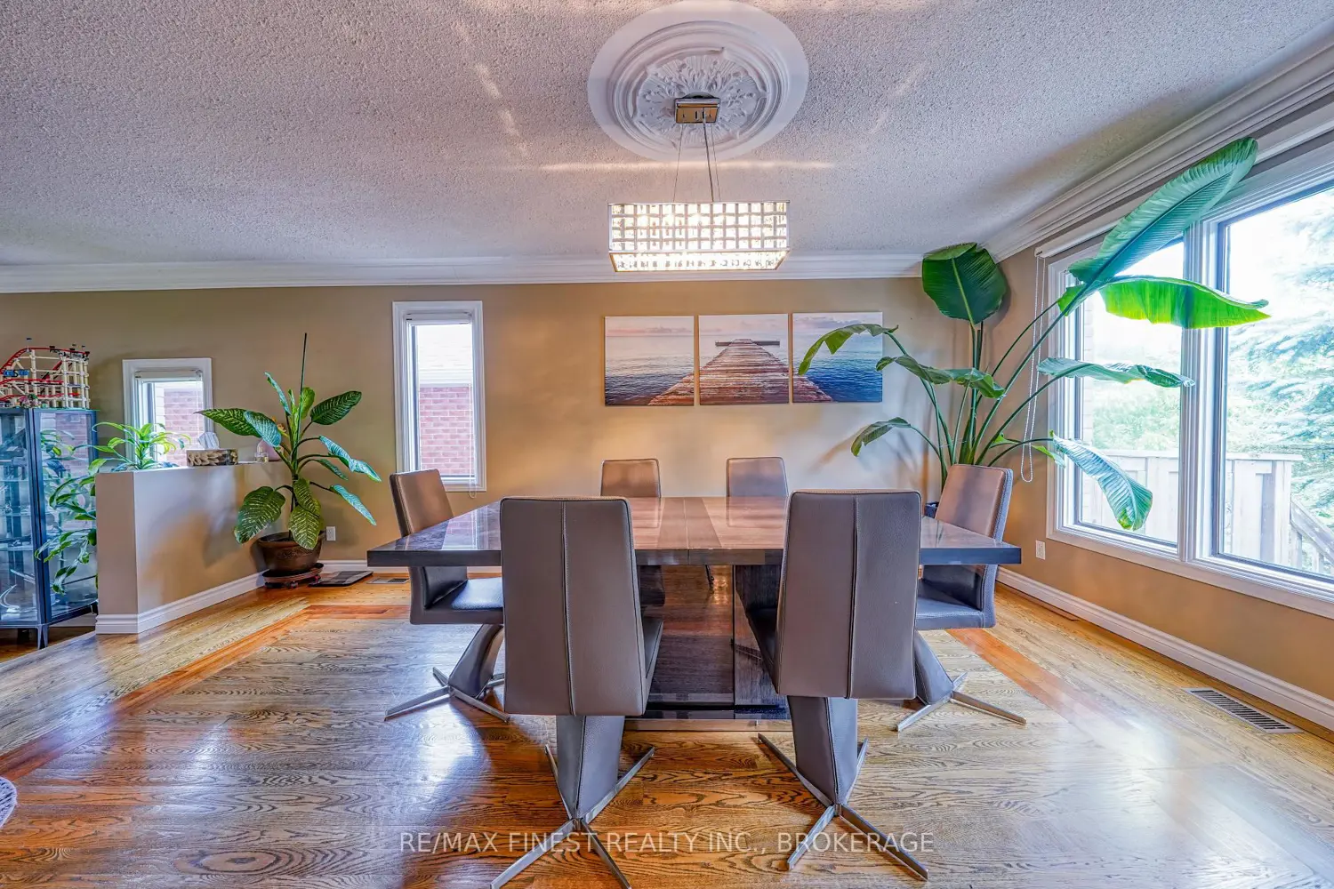 1082 Caitlin Crescent photo 5